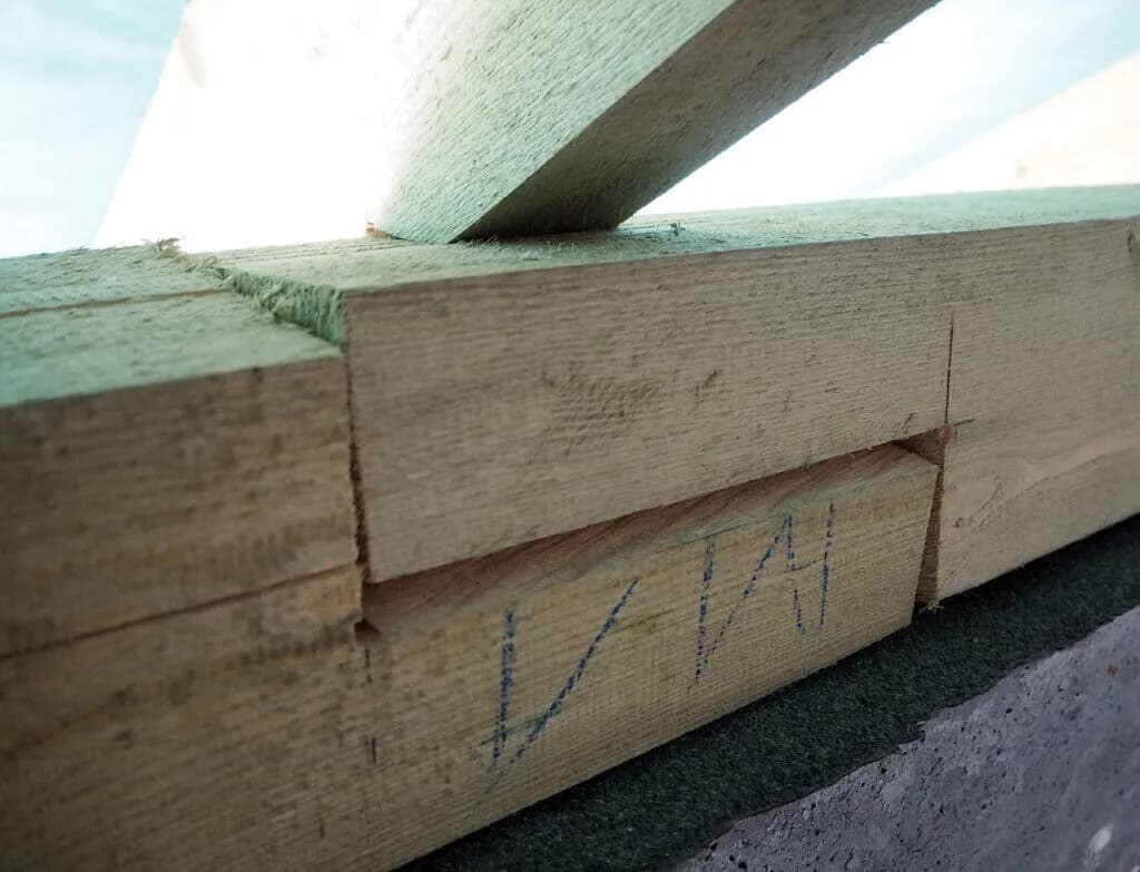 Rozstaw szpilek murłaty: Jak bezpiecznie połączyć dach ze ścianą?