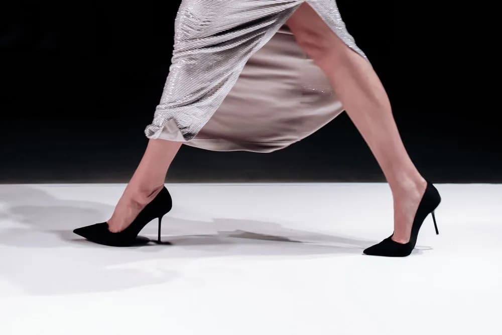 Siedzieć jak na szpilkach: Co to znaczy i jak odzyskać spokój?