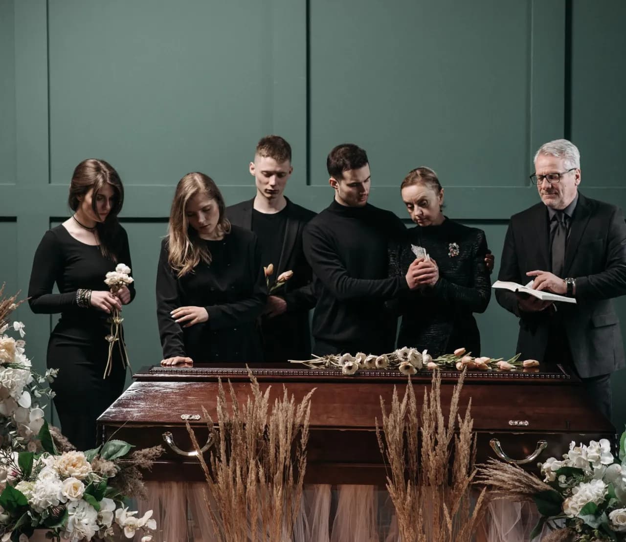 Jak się ubrać na pogrzeb? Poradnik: strój, kolory, zasady