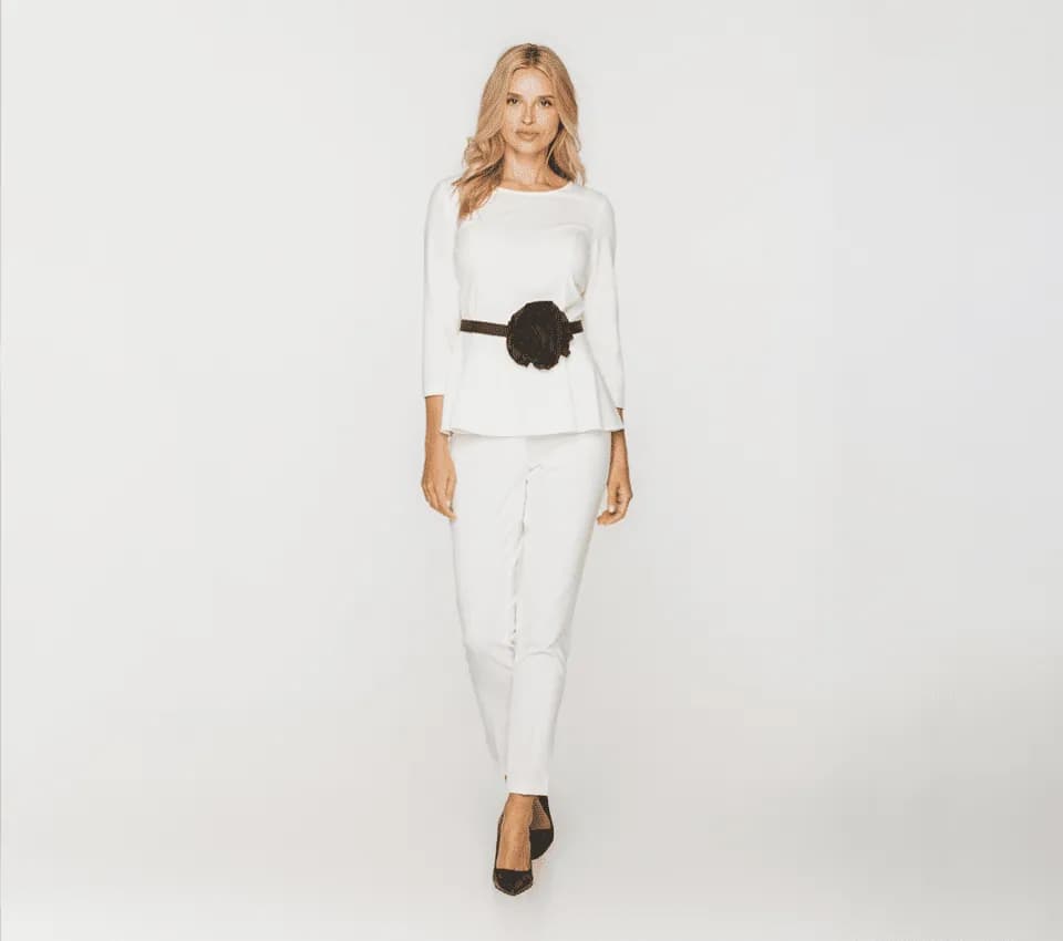 Białe spodnie: stylizacje na każdą okazję i porę roku