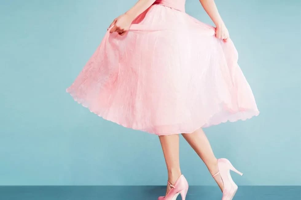 Jakie buty do różowej sukienki? Perfekcyjne połączenia