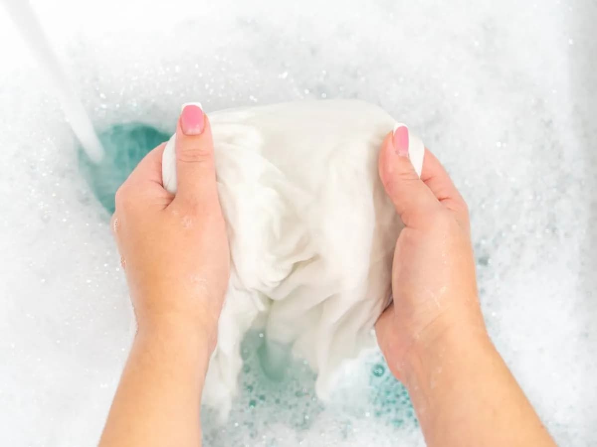 Jak przywrócić biel ubraniom? Domowe i sklepowe sposoby